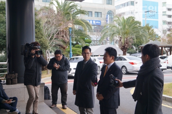 ▲ 공판에 참석하기 위해 제주지방법원에 모습을 나타낸 원 지사