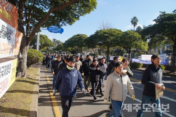 7일 오후 1경 제주시 공무원들이 제주도청 맞은편에 설치된 제주 제2공항 반대 천막에 대해 행정대집행을 진행하기 위해 접근하고 있다.