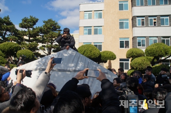 7일 오후 제주시가 제주도청 맞은편에 설치된 제주 제2공항 반대 천막에 대해 행정대집행을 진행하고 있다. 천막 지붕위에 올라가 철거에 극렬히 저항하고 있다.