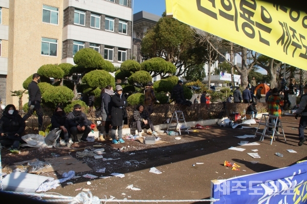 7일 오후 제주시가 제주도청 맞은편에 설치된 제주 제2공항 반대 천막에 대해 행정대집행을 진행했다. 천막이 있던 자리에서 망연자실한 모습의 농성자