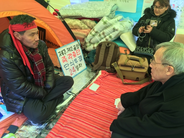 11일 오전 천주교 제주교구 강우일 교구장이 제2공항 건설에 반대하며 24일째 도청 앞에서 단식농성중인 성산읍 주민 김경배씨를 방문 격려했다.