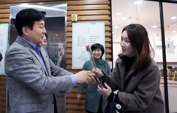 8일 오전 원희룡 제주특별자치도지사가 3·8 세계 여성의 날을 맞아 출근길 여성공직자들에게 장미꽃 한 송이를 전했다.