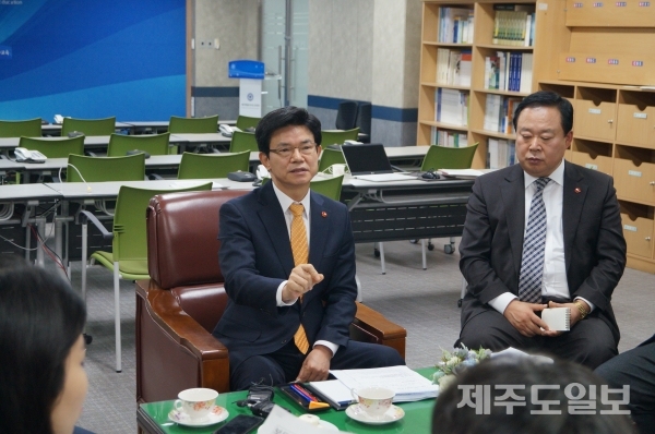 브리핑하는 제주자치도교육청 이석문교육감