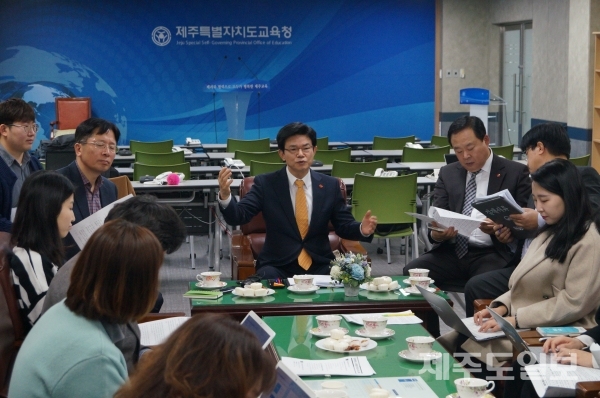 브리핑하는 제주자치도교육청 이석문교육감