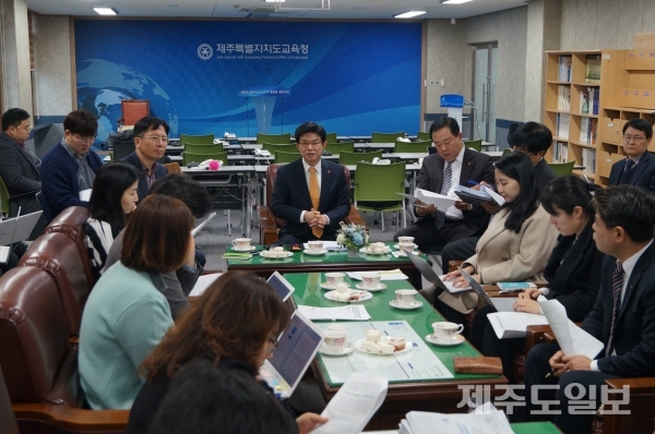 브리핑하는 제주자치도교육청 이석문교육감