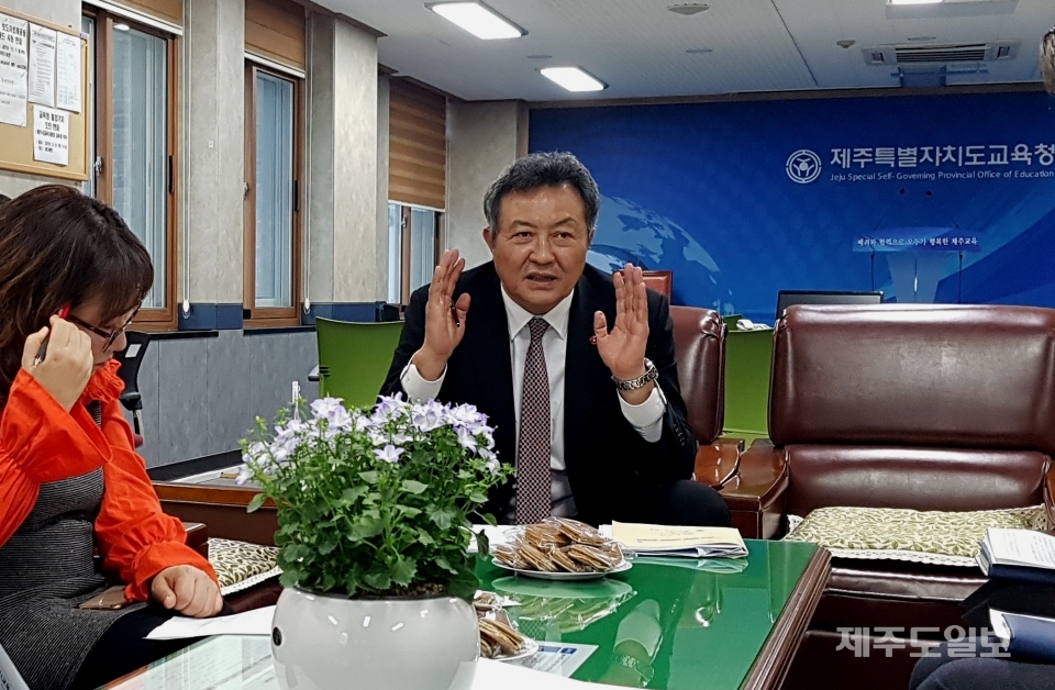 제주시교육지원청의 핵심과제를 설명하는 윤태건 교육장
