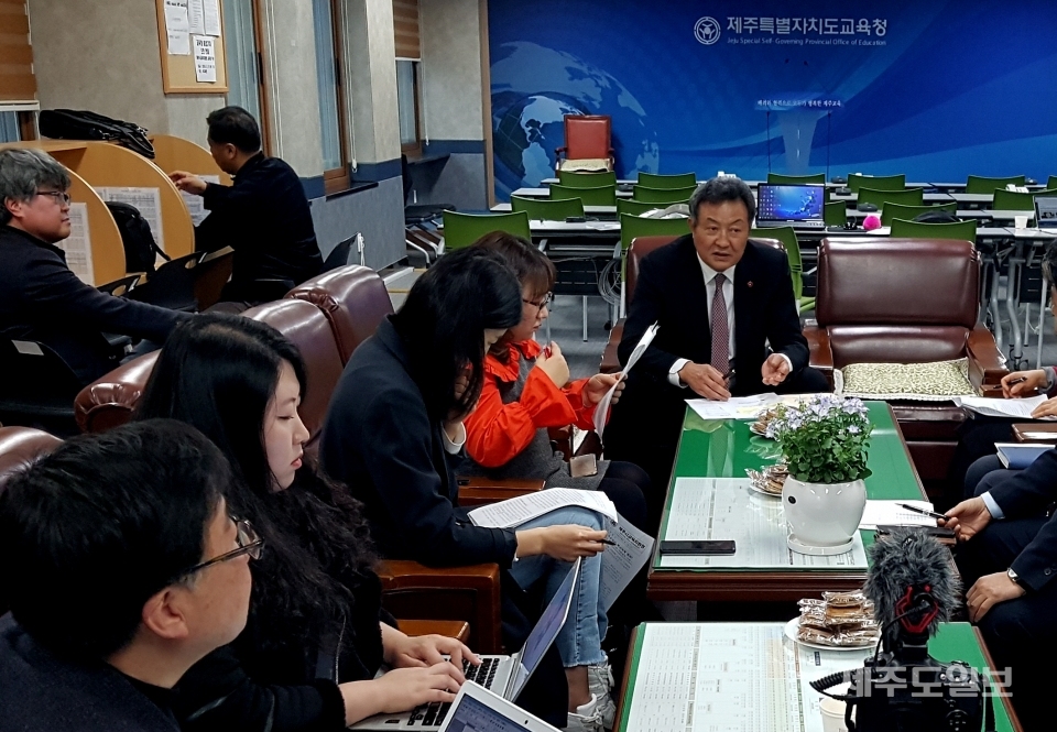 제주시교육지원청의 핵심과제를 설명하는 윤태건 교육장