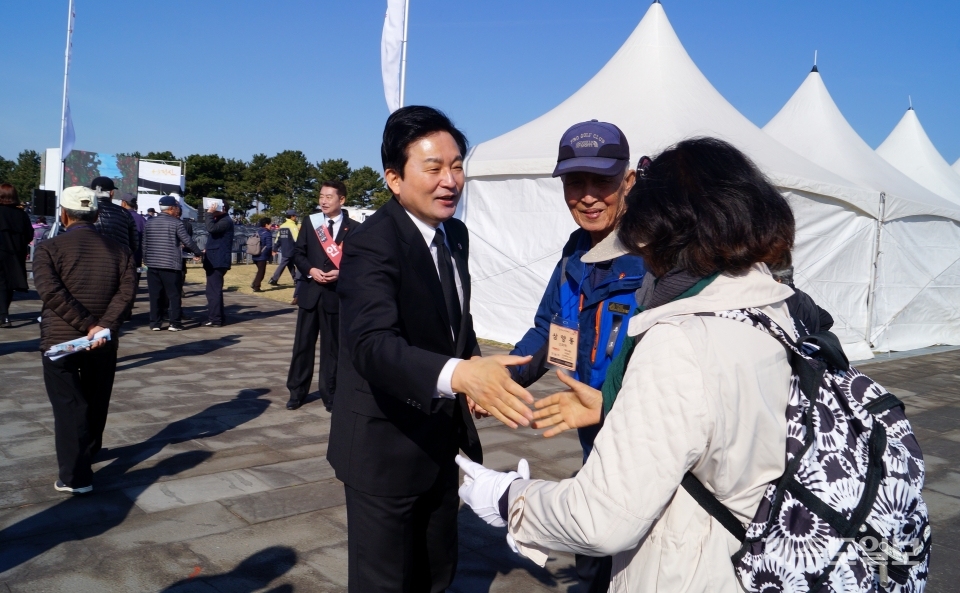 4.3추념식 행사장 방문한 제주도민들과 인사하며 안부 묻는 원 지사