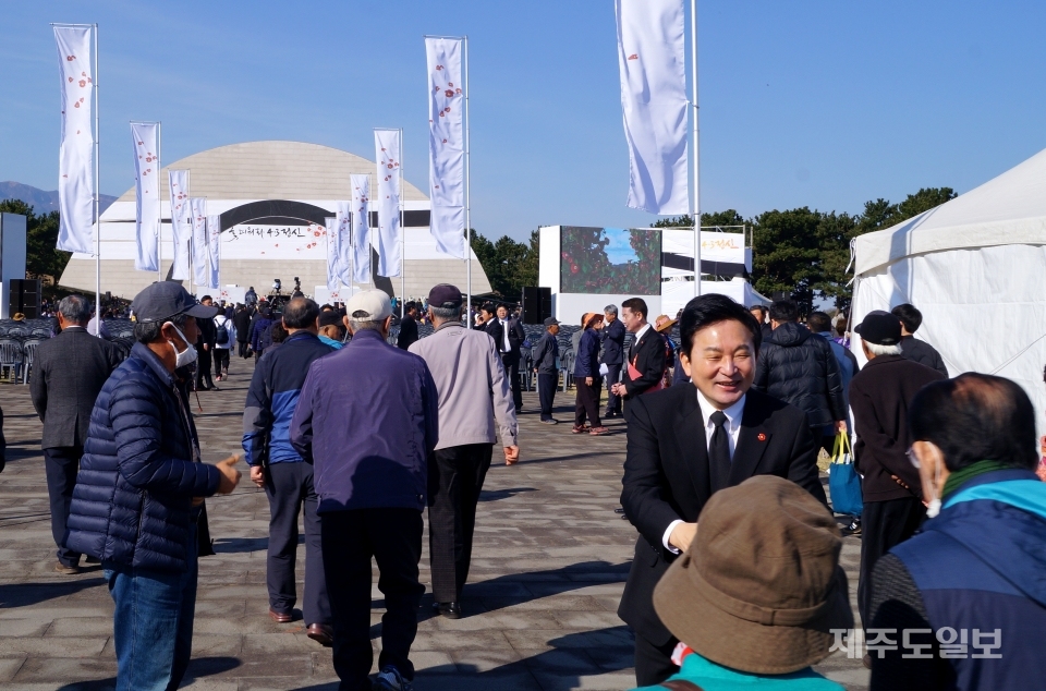 4.3추념식 행사장을 방문한 제주도민들과 인사하며 안부 묻는 원 지사
