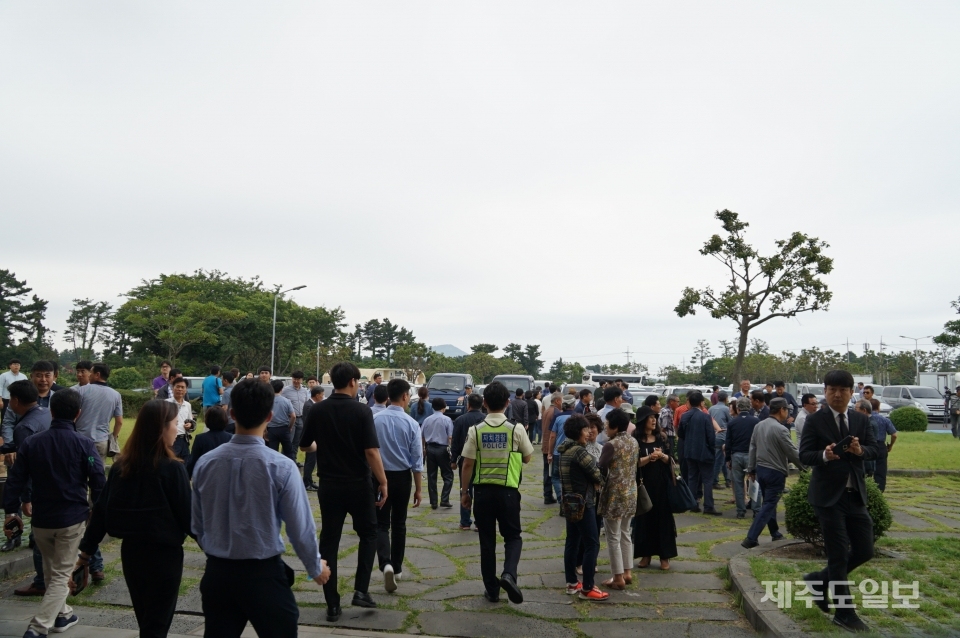제주 제2공항 반대단체의 단상 점거로 파행된 공청회장을 퇴장하는 주민들