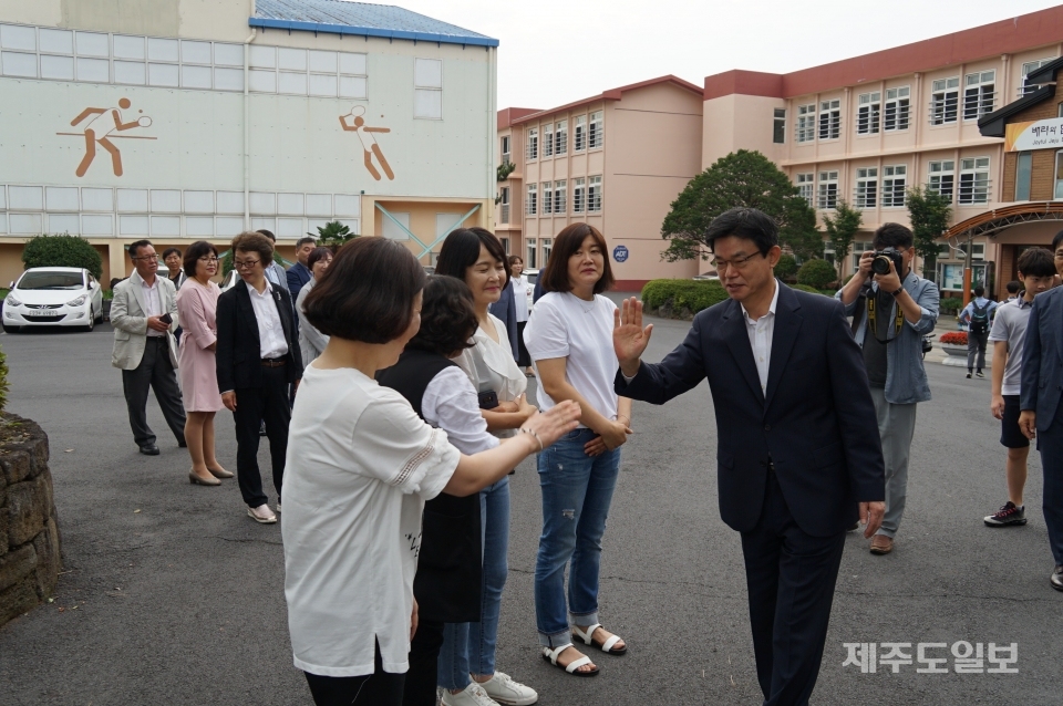 선생님들과도 하이파이브