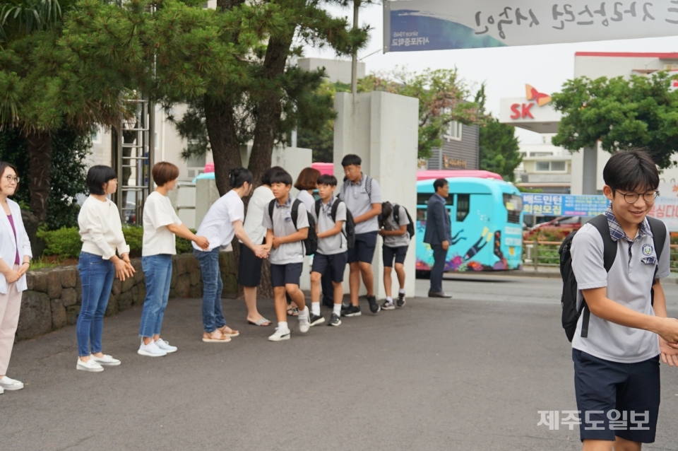 등교중인 서귀포중학교 학생들