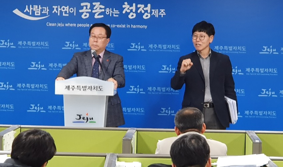 김현민 제주특별자치도 기획실장이 12일 오전 제주도청 기자실에서 2020년 예산안을 전년대비 10.17% 증가한 총규모 5조 8229억원으로 편성하여 도의회에 제출했다고 밝히고 있다.