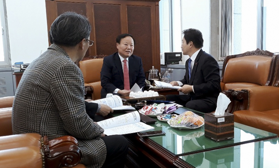 원희룡 제주특별자치도지사가 14일 서울 여의도 국회를 찾아 김재원 예산결산특별위원장에게 제주도 예산증액을 호소하고 있다.