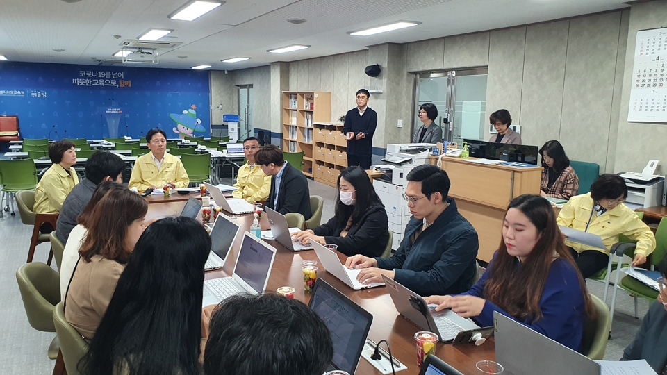 21일 오전 고수형 제주도교육청 행정국장이 도교육청 기자실에서 브리핑을 갖고 있다.