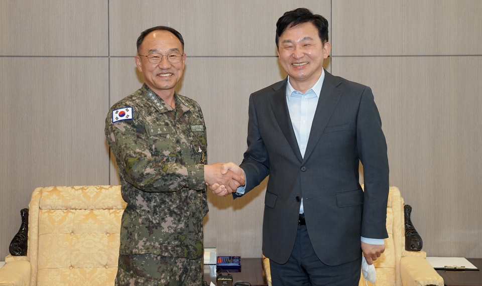 원희룡 제주도지사(사진오른쪽)-부석종 해군참모총장
