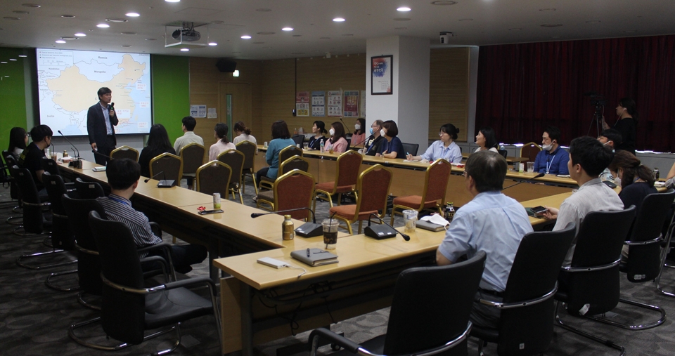 제주국제자유도시개발센터(이사장 문대림, JDC)는 지난 2일 JDC 본사에서 김만기 숙명여대 중어중문학부 겸교수를 초청해 '포스트 코로나 시대 중국 비즈니스 전망'을 주제로 사내 특강을 개최했다.
