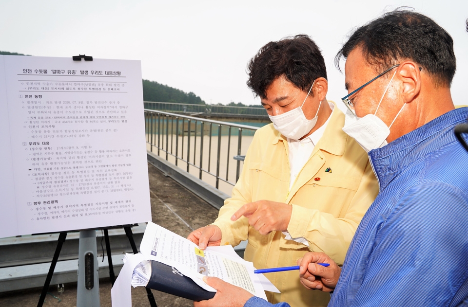 원희룡 제주도지사는 최근 인천시를 비롯해 타시·도에서 발생한 ‘수돗물 유충’사태와 관련 20일 오후 3시30분 어승생저수지 내 정수장을 찾아 수질관리 실태를 긴급 점검 했다.