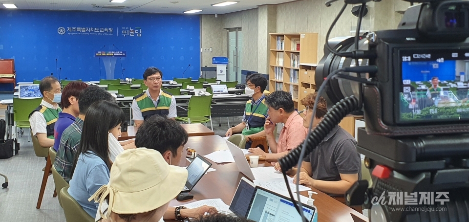 2학기 전체등교에 대해 설명하고 있는 제주도교육청 이영훈 장학관