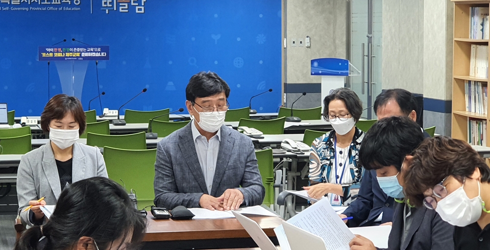 제주도교육청 강영철 학교교육과장이 7일 오전 제주도교육청 기자실에서 브리핑을 갖고 있다.