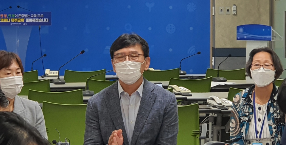 제주도교육청 강영철 학교교육과장이 7일 오전 제주도교육청 기자실에서 브리핑을 갖고 있다.