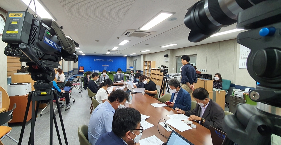 제주도교육청 강영철 학교교육과장이 7일 오전 제주도교육청 기자실에서 브리핑을 갖고 있다.