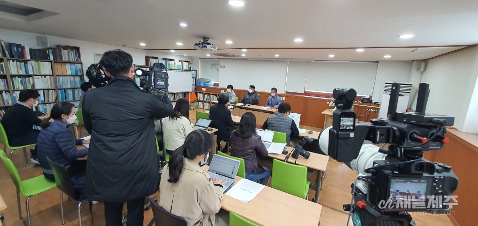 제주환경운동연합이 기자회견을 열고 송악산 사업자의 금품 로비 시도 의혹을 폭로했다.