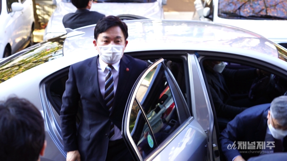 재판 출석을 위해 제주지방법원에 도착한 원희룡 지사