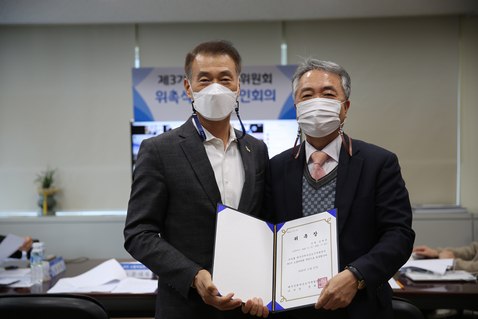 27일 '제3기 JDC 소통위원회' 위촉식에서 문대림 ,JDC 이사장(왼쪽)이 김태윤 소통위원장(오른쪽)에게 위촉장을 수여한 뒤 기념촬영을 하고 있다.