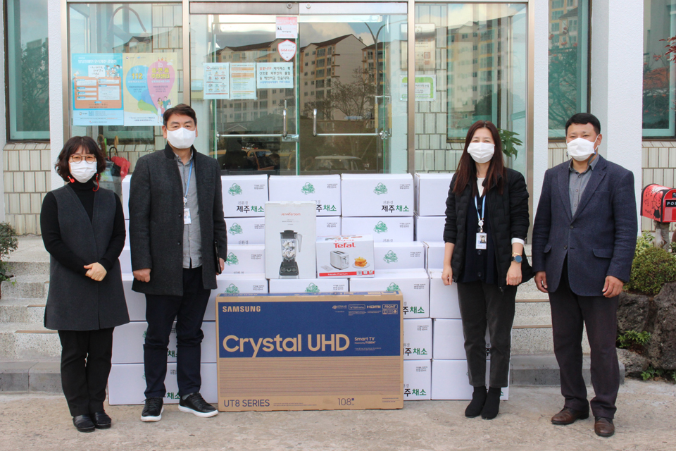 JDC 봉사동호회가 지난 30일 홍익아동복지센터에 친환경 농산물 등 후원물품을 전달했다.