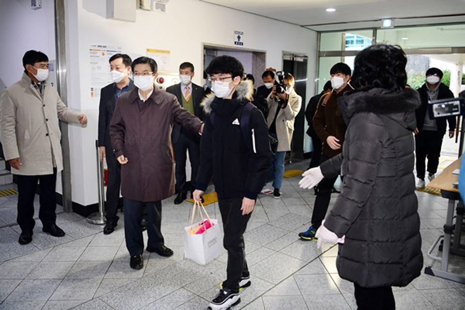 이석문 제주도교육감이 수능 시험장을 찾아 수험생들을 격려하고 있다.[사진=제주도교육청 제공]