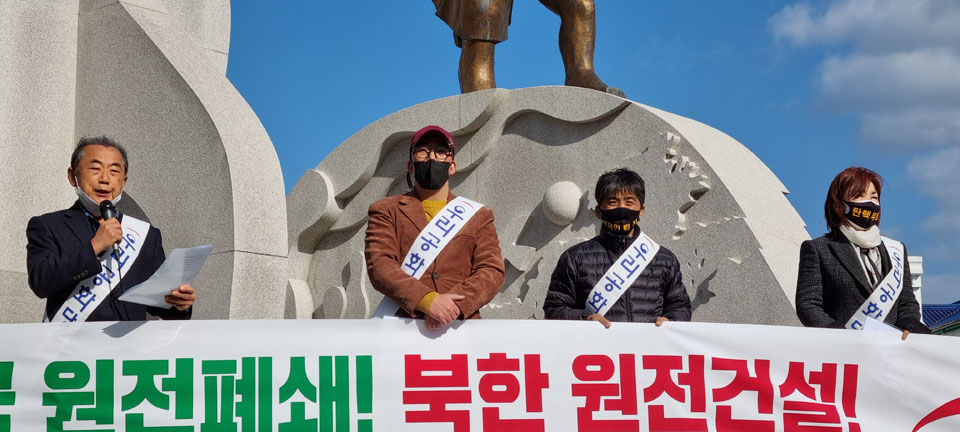 문대탄 우리공화당 상임고문(사진왼쪽)