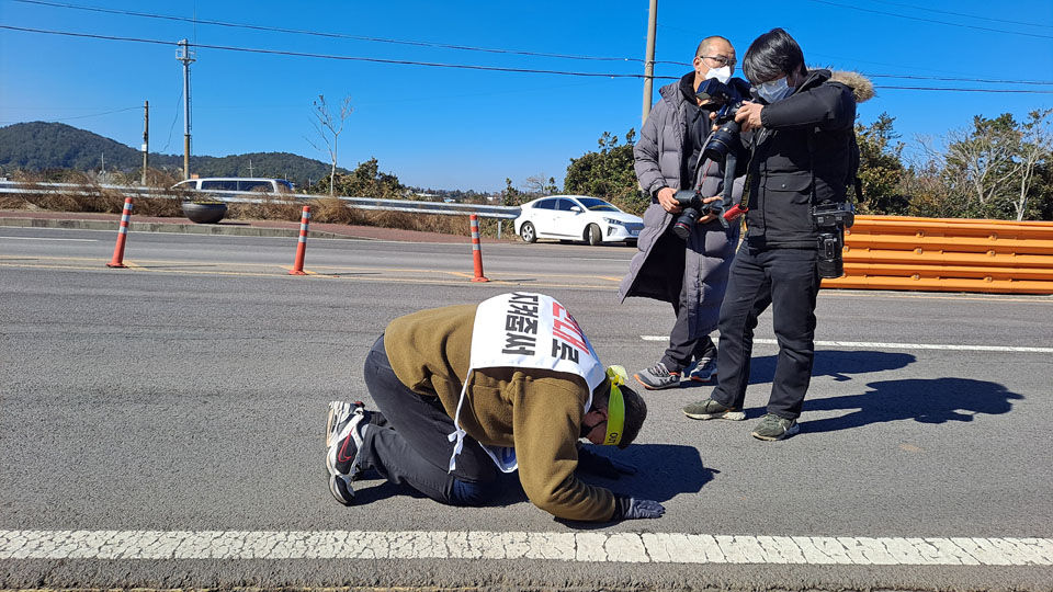 제주 제2공항 성산읍반대대책위원회가 4일 제2공항 백지화를 위한 ‘삼보일배 대장정’에 돌입했다.