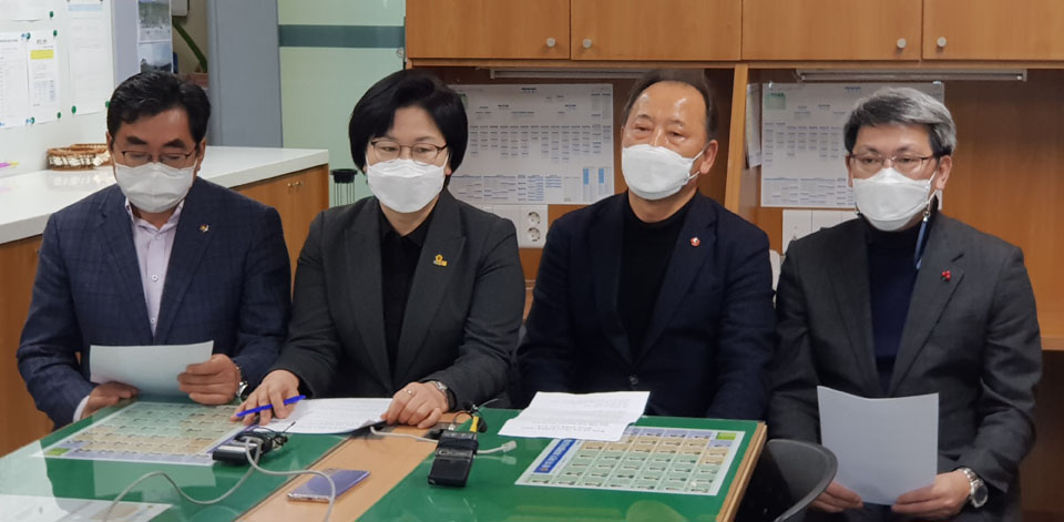 (사진왼쪽부터) 4일 오후 국민의힘 소속 제주도의회 이경용 의원과 오영희 원내대표, 강연호 부의장, 김황국 의원이 제주도의회 기자실에서 긴급 기자회견을 하고 있다.