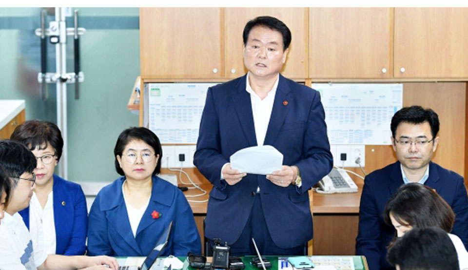(사진왼쪽부터) 더불어민주당 소속 제주도의회 강민숙 의원과 김경미 의원, 김희현 원내대표, 강성민 의원이 지난해 7월13일 제주도의회 기자실에서 기자회견을 하고 있다.(제주도의회 제공)