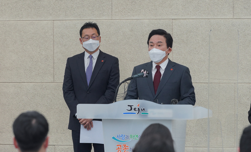 원희룡 제주도지사가 10일 오후 제주도청 탐라홀에서 브리핑을 열고 제주 제2공항 건설사업 추진 의지를 밝히고 있다.