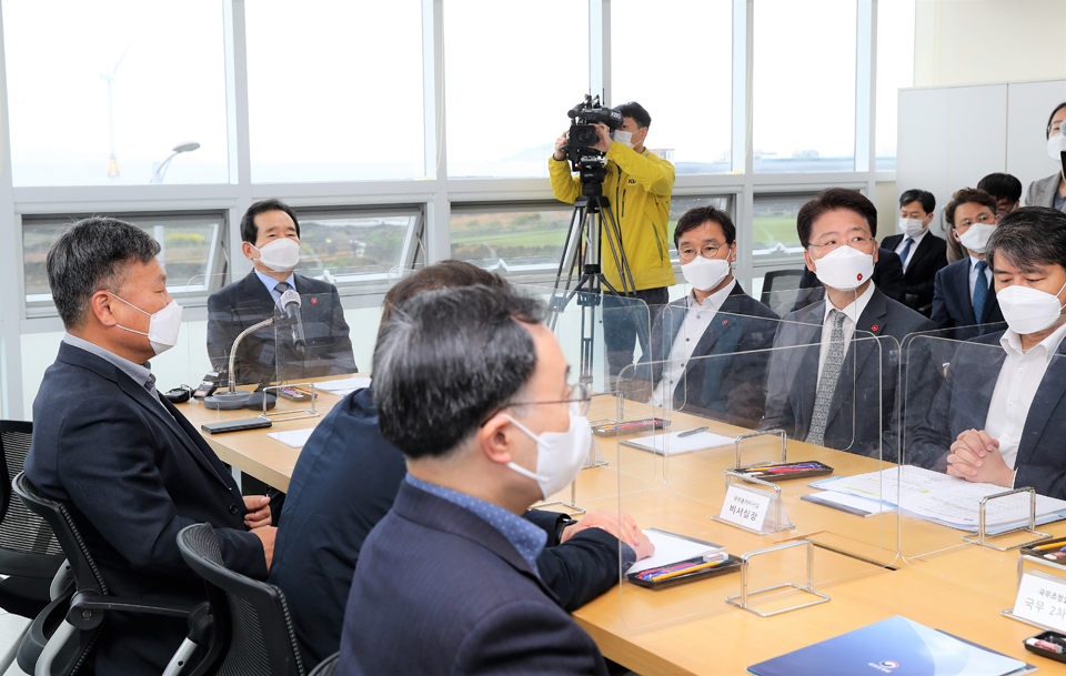 20일 오전 정세균 국무총리 제주시 한경면 탐라해상풍력발전 단지 방문(사진제공=제주도)