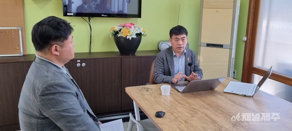 제주제2공항강행저지비상도민회의 박찬식 상임대표가 질문에 답하고 있다.