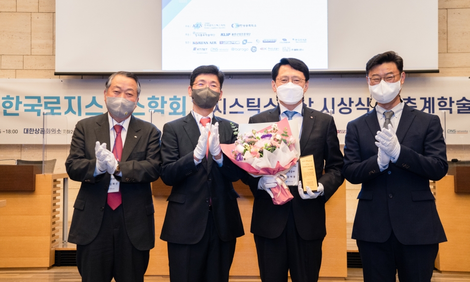 대한항공이 지난 5월 21일(금) 오후 대한상공회의소에서 열린 제 24회 '로지스틱스대상' 시상식에서 대기업 부문 대상을 수상했다. 사진은 왼쪽부터 심재선 물류산업진흥재단 이사장, 권오경 한국로지스틱스학회 고문, 엄재동 대한항공 화물사업본부장, 김대기 한국로지스틱스학회 회장이 기념촬영을 하고 있는 모습.