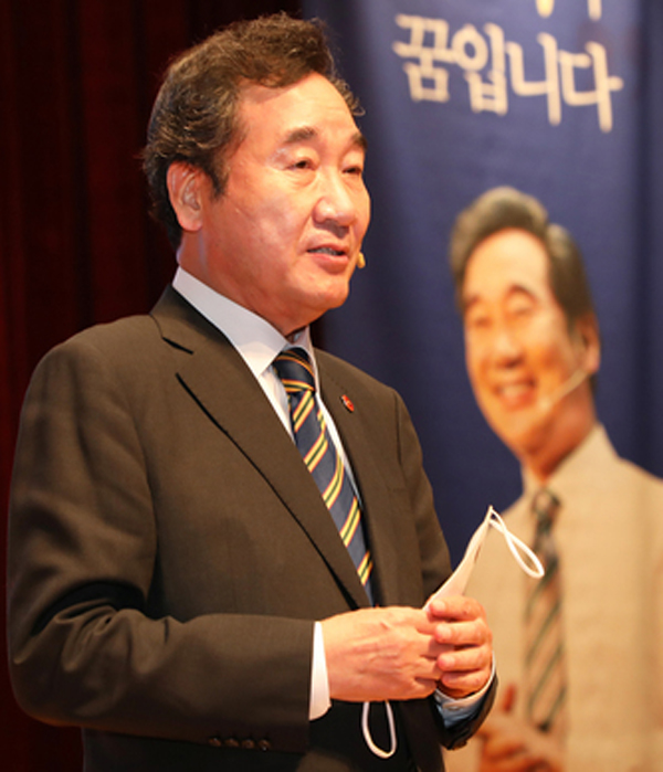 이낙연 전 더불어민주당 대표가 4일 오후 제주시 한라아트홀에서 열린 자신의 지지모임인 '신복지 제주포럼' 출범식에서 기조강연을 하고 있다.
