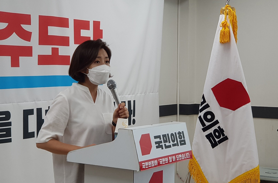 딩대표 경선에 나선 국민의힘 나경원 후보가 5일 오전 제주도당사에서 당원간담회를 갖고 지지를 호소하고 있다.