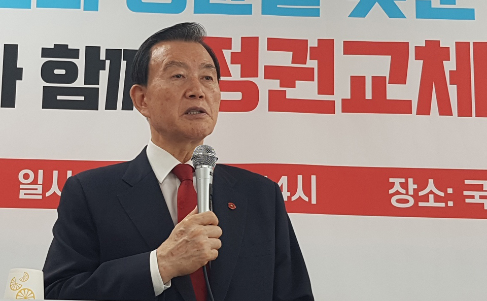 홍문표 당 대표 후보가 6일 국민의힘 제주도당에서 당원과의 간담회를 갖고 지지를 호소하고 있다.