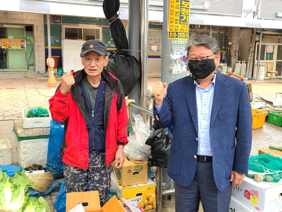 민생투어 중인 조원진 대표(사진제공=우리공화당)