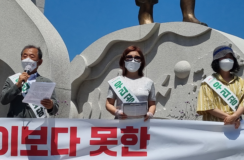 우리공화당 문대탄 고문(사진왼쪽)은 19일 오후 제주시청앞에서 열린 우리공화당 제주도당이 주최한 기자회견에서 “죄없는 박근혜 대통령에게 22년 형을 선고하고 4년 2개월 동안 불법 인신구속을 계속하고 있는 정치보복에 대해서도 반드시 심판하겠다”고 말했다.