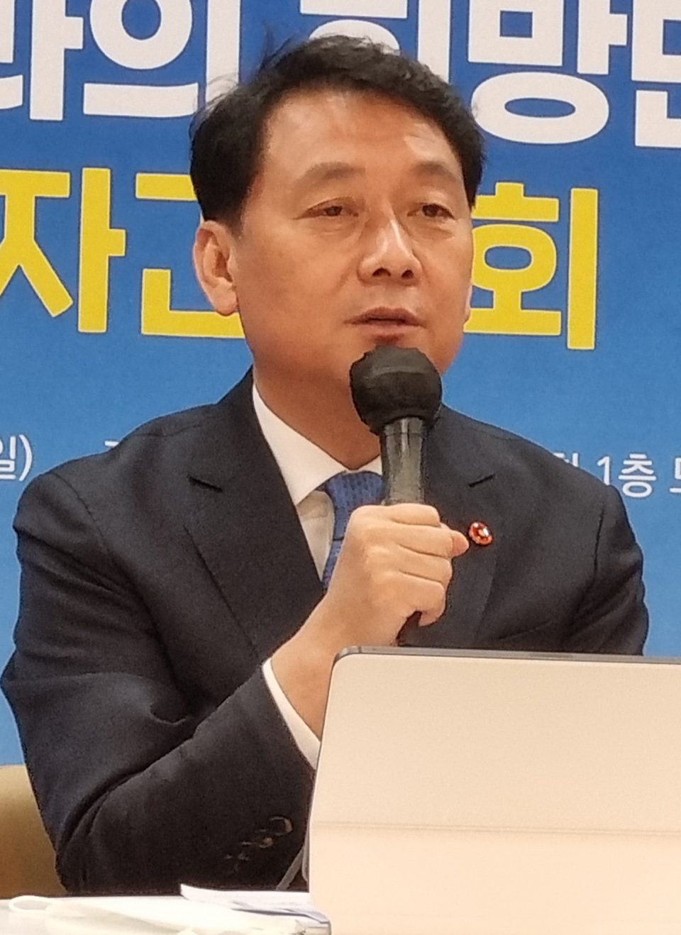 대권도전에 나선 더불어민주당 이광재 의원이 20일 오전 제주도의회 1층 도민카페에서 기자간담회를 열고 있다.