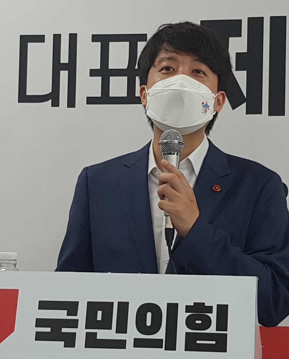 국민의힘 이준석 대표가 23일 연동 소재 제주도당사에서 당원들과 간담회를 갖고 있다