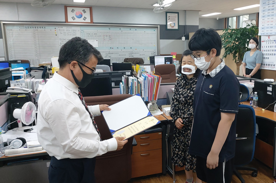 아라중 강현준 학생(사진 오른쪽)