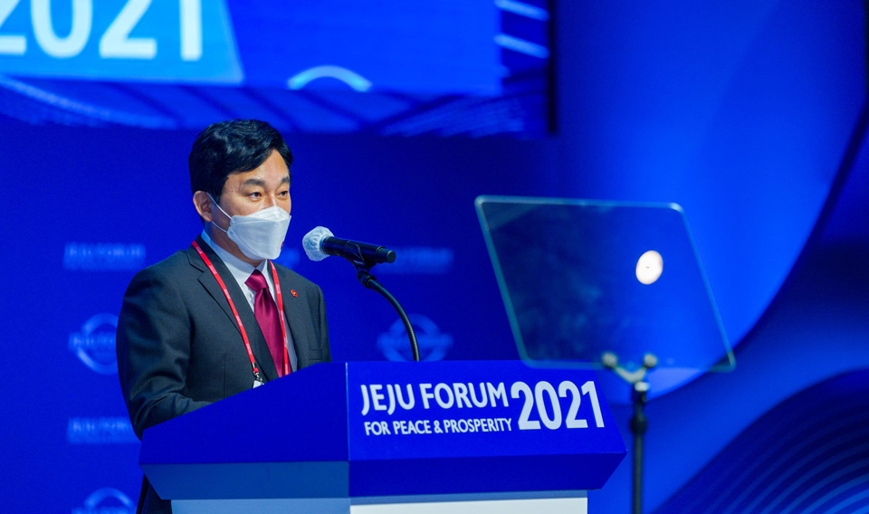 폐회선언 중인 제주포럼 조직위원장 원희룡 제주도지사