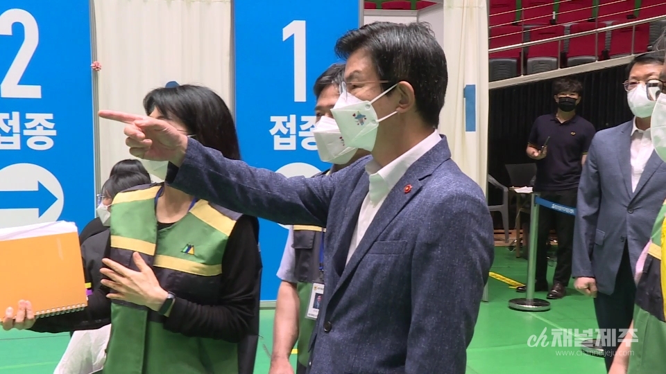 고3학생 백신 접종 현장을 찾은 이석문 교육감