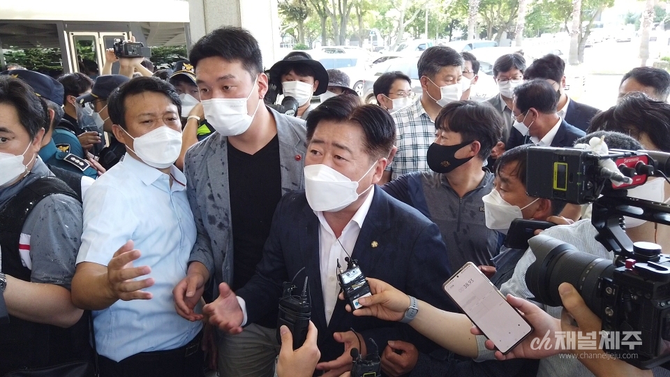 제주도의회 입구에서 '제주 제2공항 찬성단체'에 둘러싸인 더불어민주당 오영훈 국회의원